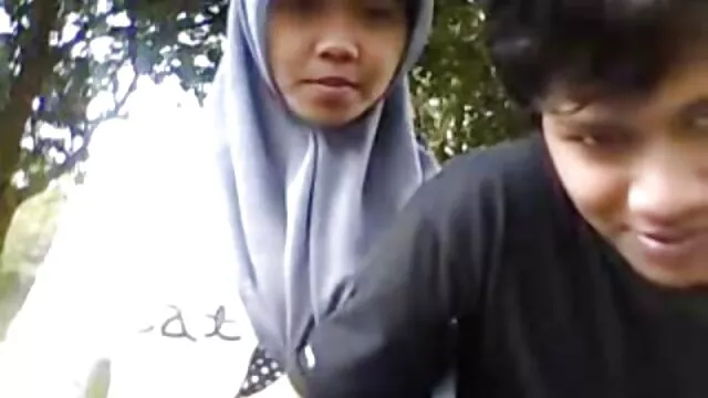 Papá hace una cita para el baile pono de viejitas de graduación, se folla a su hija y mira